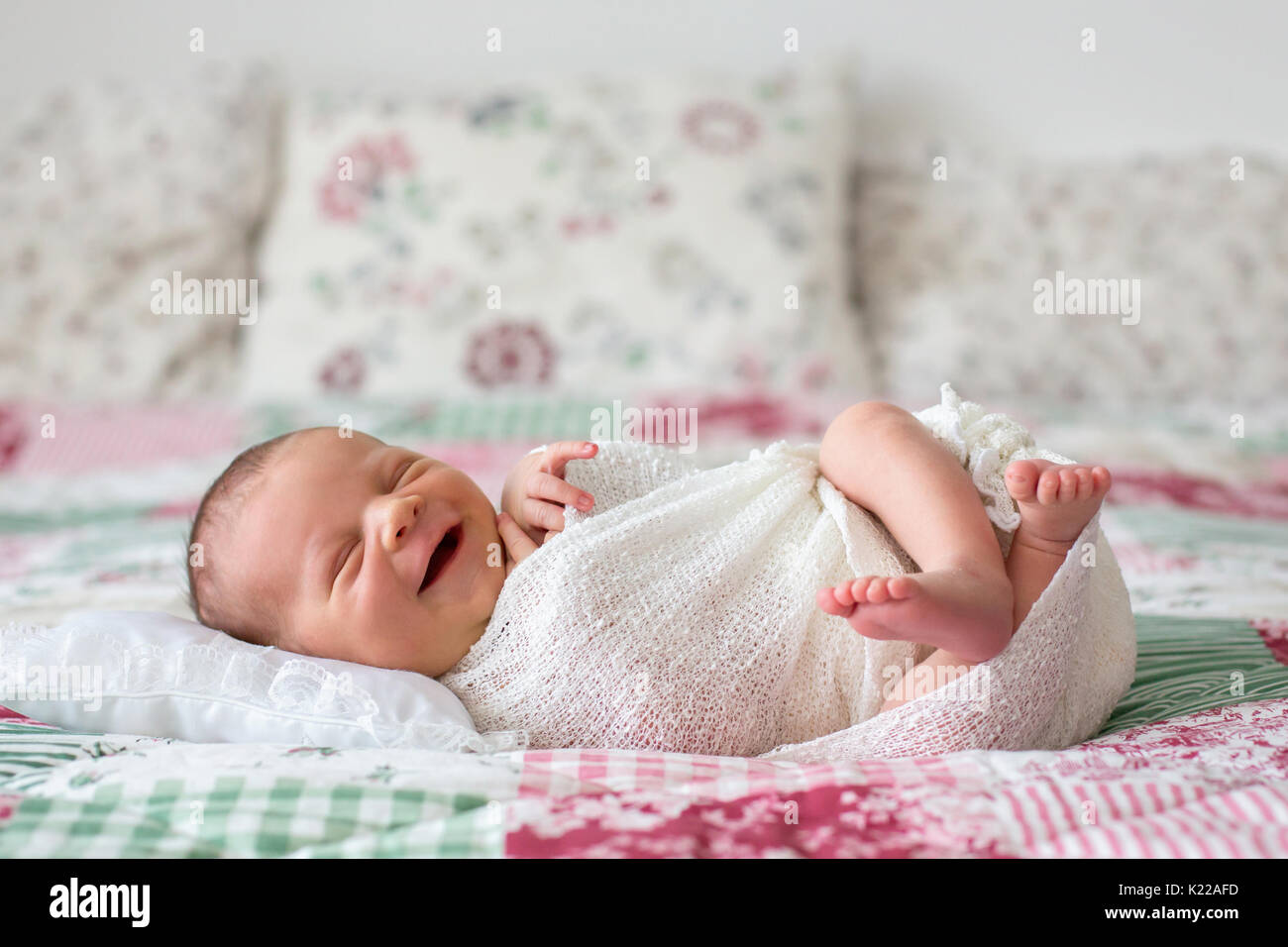 Beau Bebe Nouveau Ne Garcon Souriant Largement Enveloppee En Finalisation Couchee Dans Son Lit Dormant Paisiblement Le Sommeil Du Nourrisson Au Lit Un Peu Petit Enfant En Bonne Sante Photo Stock Alamy