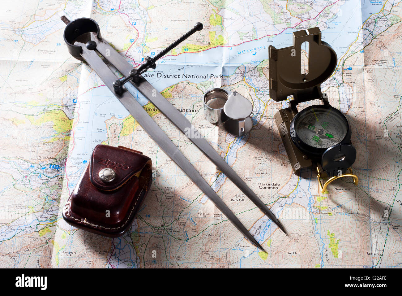 Carte d'orientation boussole loupe diviseurs Banque D'Images