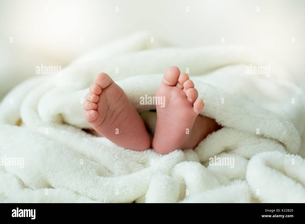 Peu de pieds bébé garçon, bébé se coucher dans le lit dans l'après-midi,  lumière naturelle Photo Stock - Alamy