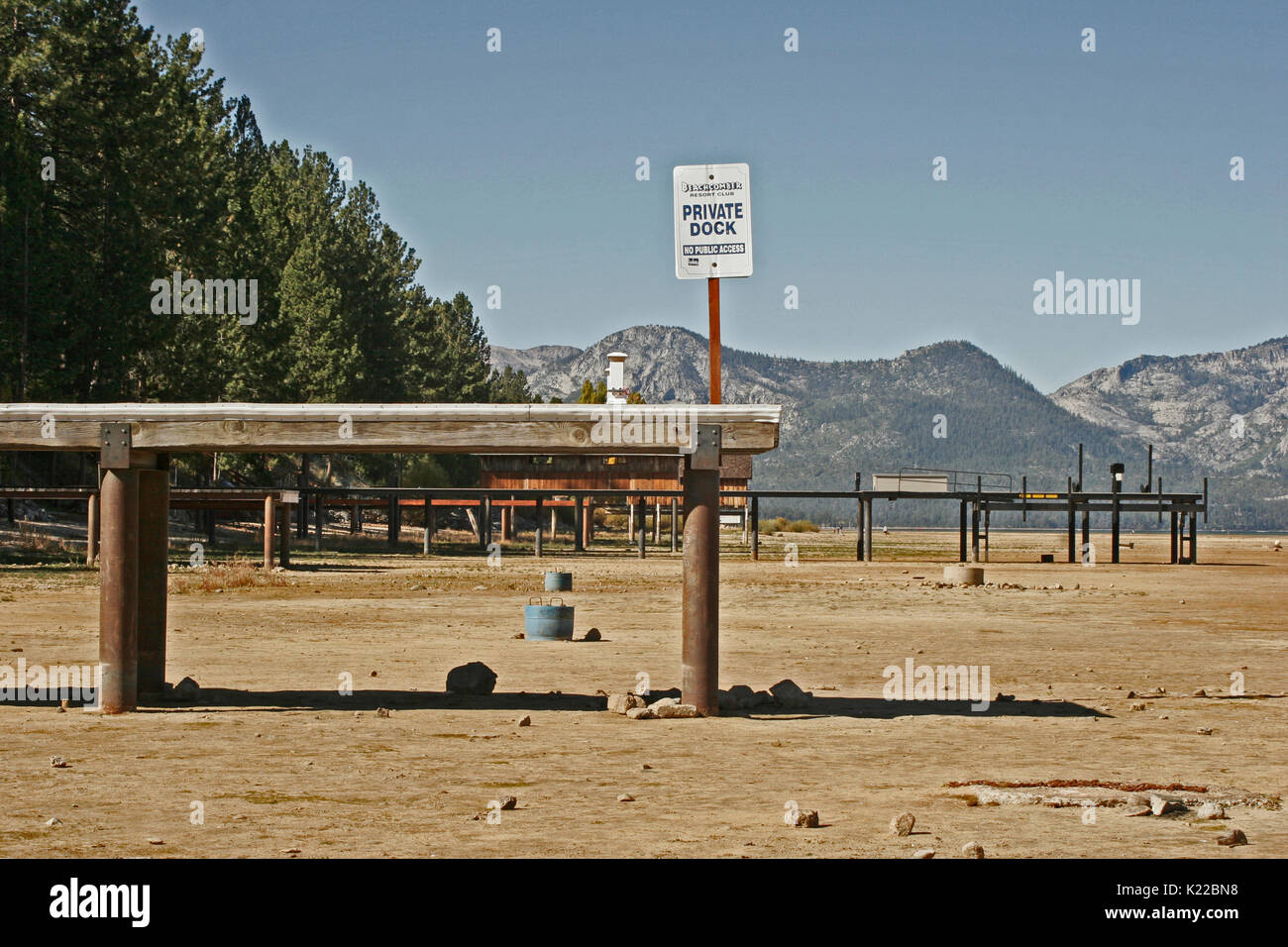 LAKE TAHOE QUAI PRIVÉ SUR LA TERRE FERME PENDANT LA SÉCHERESSE, CALIFORNIE Banque D'Images