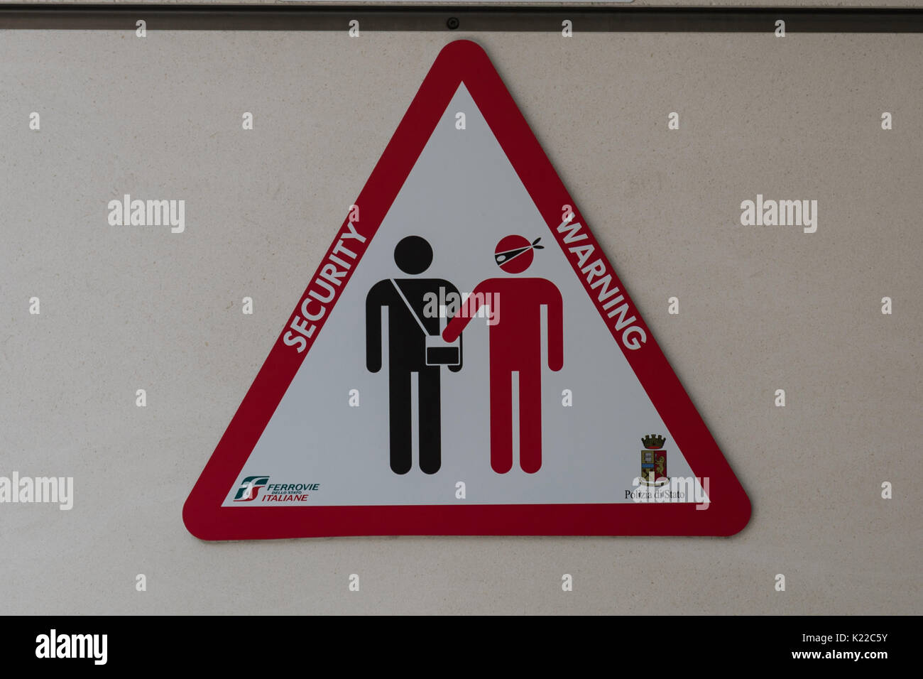 Pickpocket panneau d'avertissement sur la station ferroviaire italien Banque D'Images