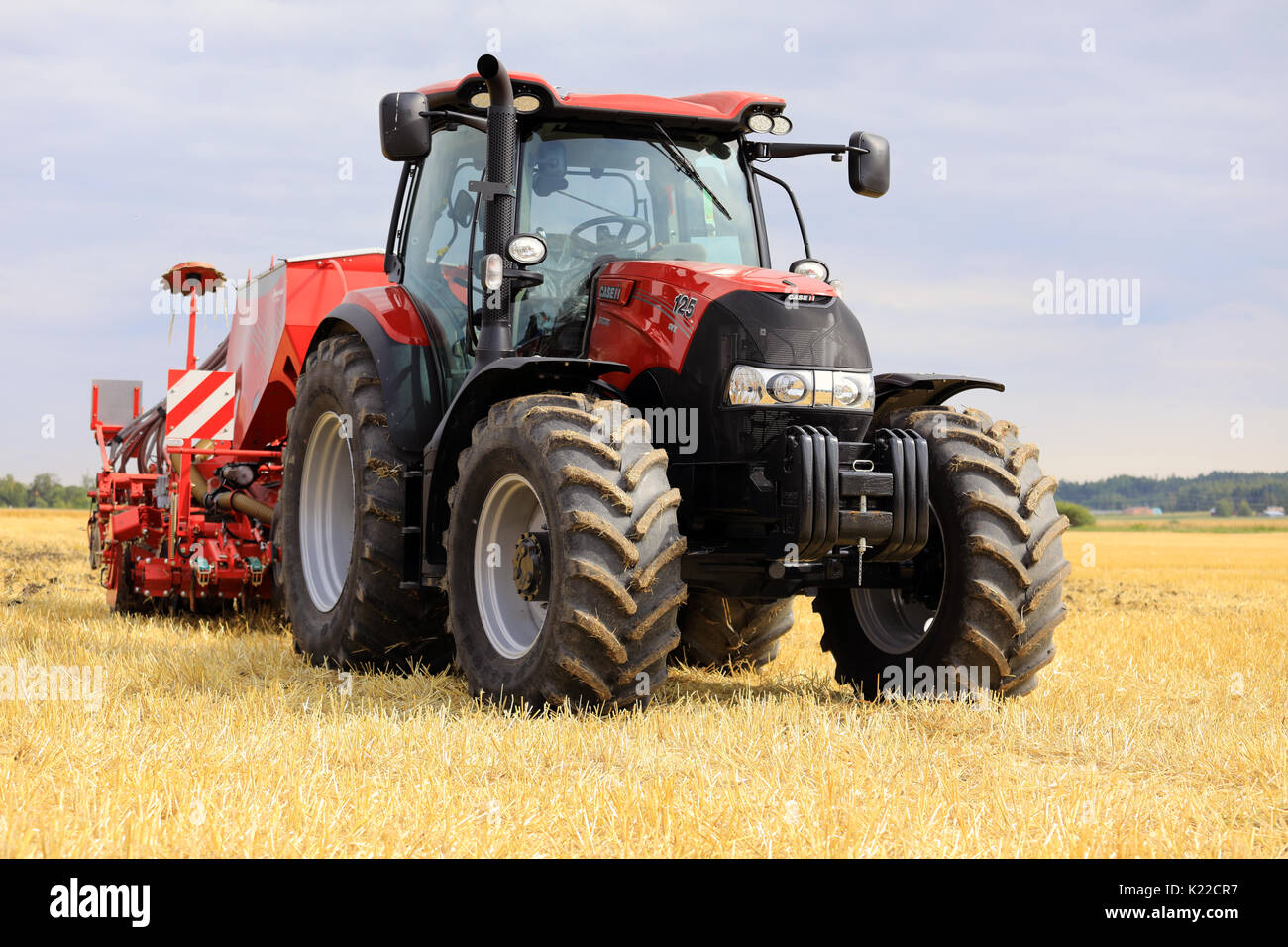 SALO, FINLANDE - le 18 août 2017 : CASE IH MAXXUM 125 tracteur agricole CVX et U-Kverneland Semoir Semoir plus 300 et de l'engrais sur chaume fiel Banque D'Images