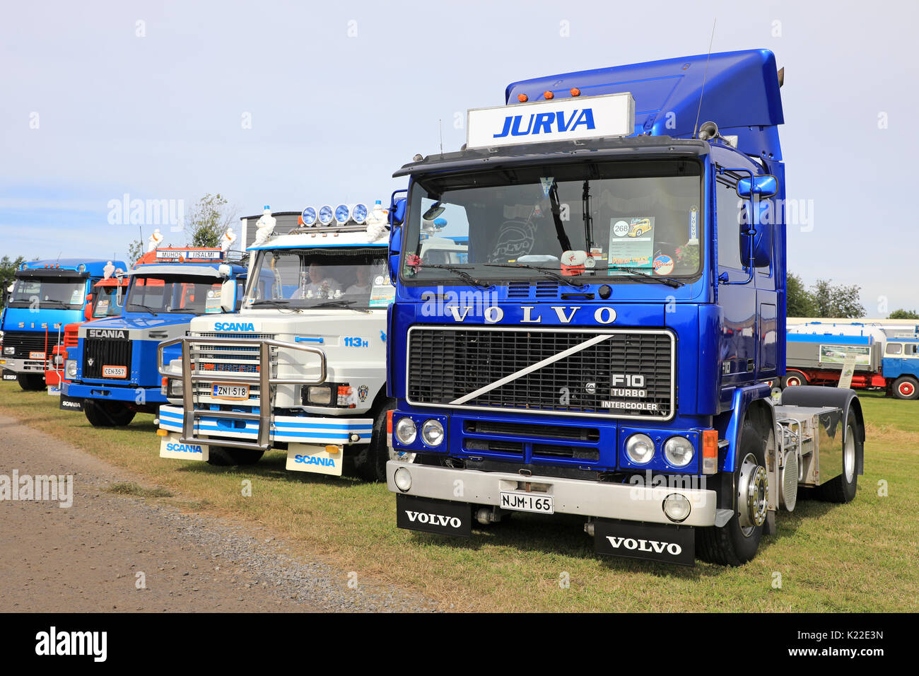 ALAHARMA, FINLANDE - le 11 août 2017 : Blue Volvo F10 année 1988 camion échangeur dans un line-up avec Scania et nostalgique sur les camions Sisu Power Truck Show Banque D'Images