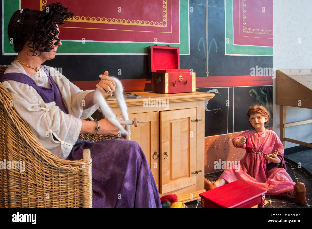 Diorama grandeur montrant les chiffres décrivant la filature femme avec de fuseau et sa fille dans une villa romaine, Echternach, Luxembourg Banque D'Images