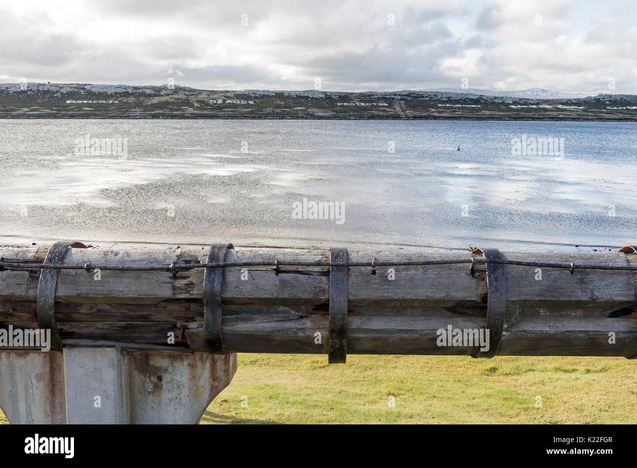 Mât de misaine Grande-bretagne - Port Stanley Green Victoire Iles Falkland (Malvinas)  + les noms des navires de guerre Guerre de 1982 Banque D'Images