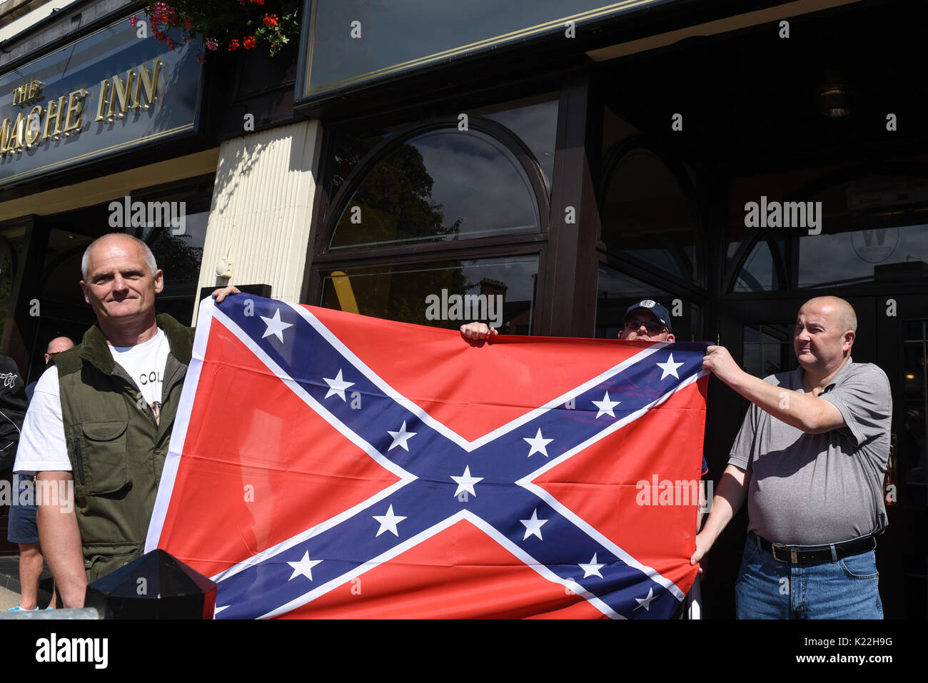 Grantham, Lincolnshire, Royaume-Uni. 19 août 2017. Photo : membres du Front National déploient un drapeau confédéré à l'extérieur du pub Weatherspoons Grantham Banque D'Images