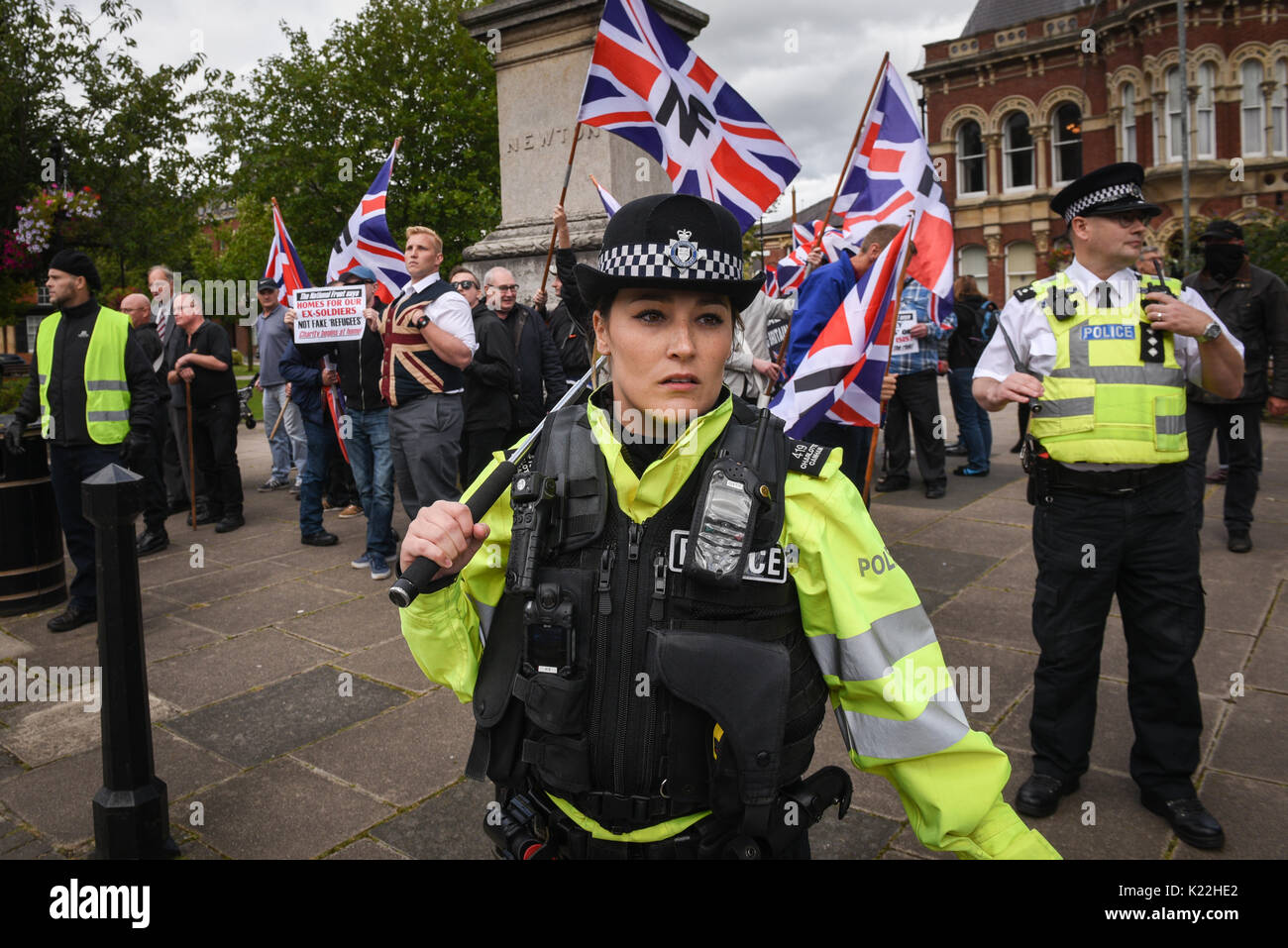 Grantham, Lincolnshire, Royaume-Uni. 19 août 2017. Sur la photo : affrontements entre anti-fascistes, la police et les partisans du Front National ont lieu à St Peters Banque D'Images