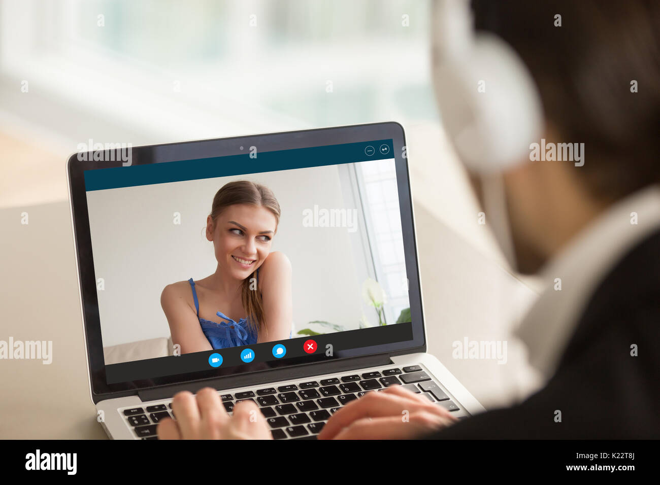 Shy girl sur appel vidéo avec copain, distance relationshi Banque D'Images