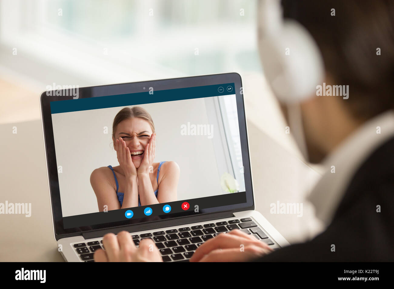 Appels vidéo homme femme, smiling teen girl sur un écran d'ordinateur portable Banque D'Images
