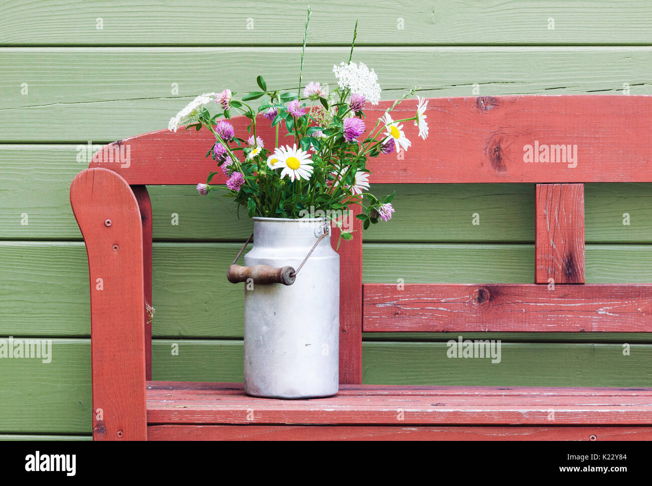 Beau bouquet de fleurs des champs dans le lait peut aluminium vintage Banque D'Images