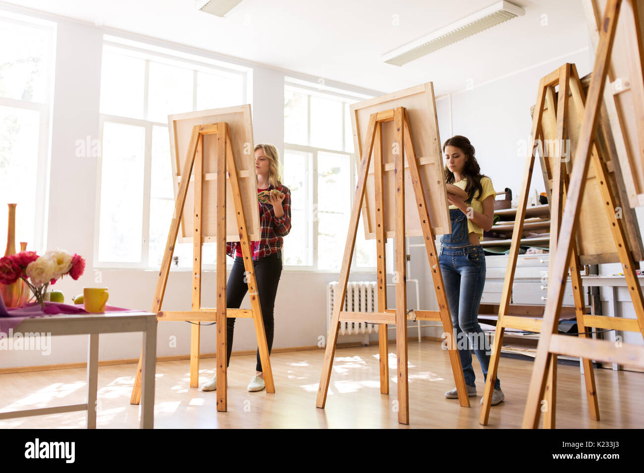 Artistes femme ou les étudiants en peinture à l'école d'art Banque D'Images