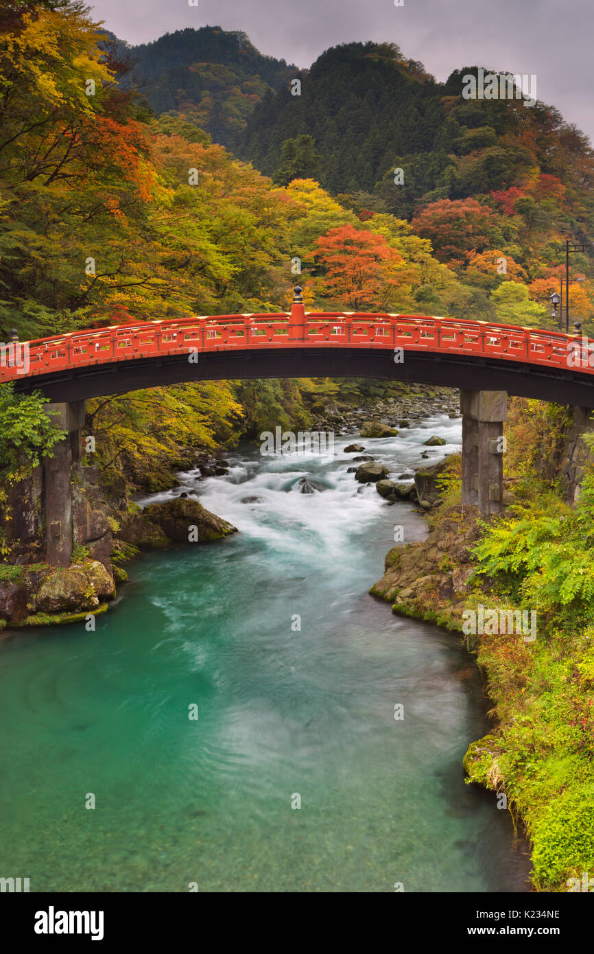 Le pont sacré Shinkyo (神橋) à Nikko, Japon sur la rivière Daiya entouré par des couleurs d'automne. Banque D'Images