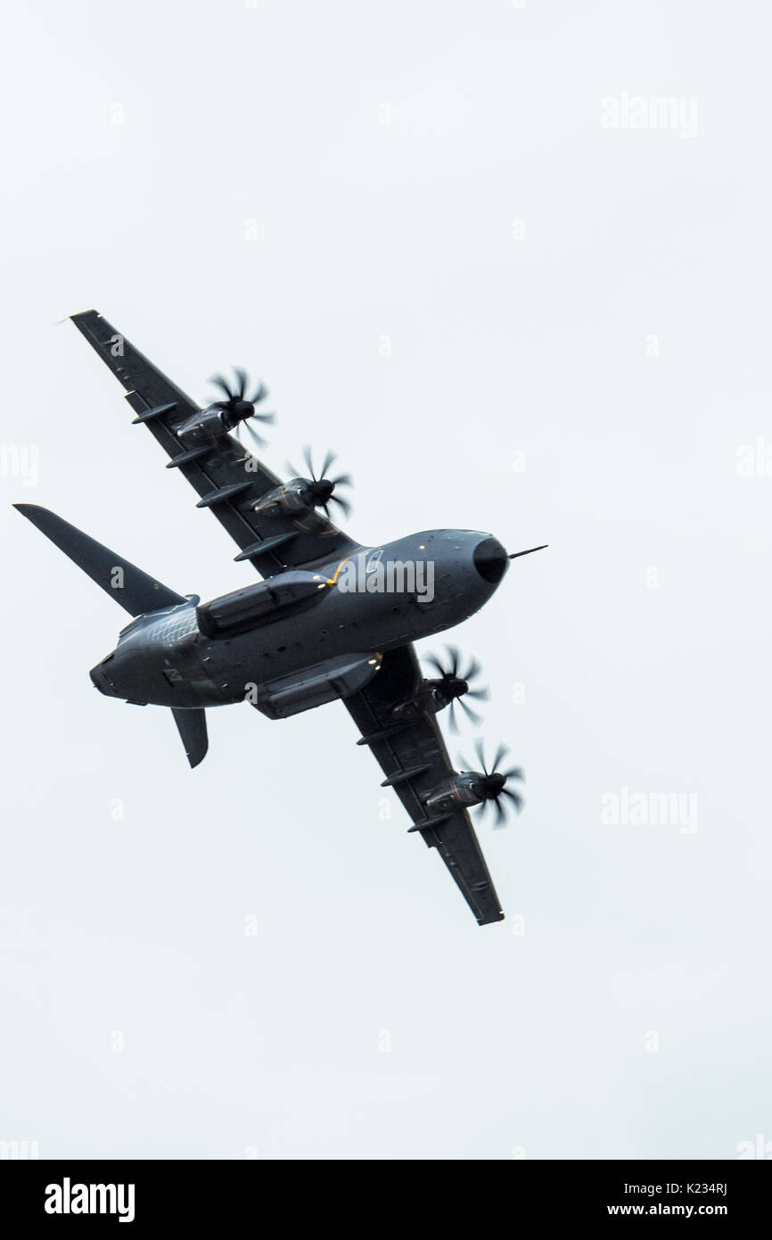 L'Airbus de transport militaire A400M d'effectuer au Farnborough 2016 Banque D'Images