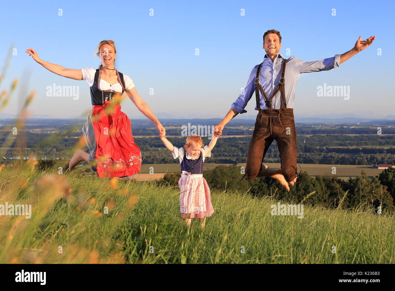 Une famille allemande en robe Bavaroise à l'heureux Banque D'Images