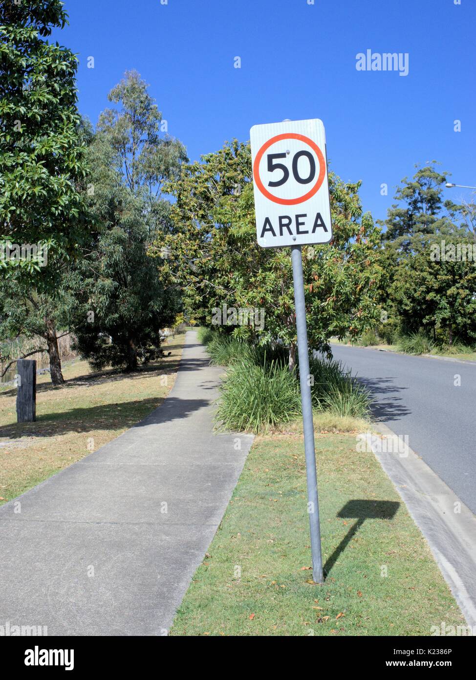 Plaque de rue 50 Salon indiquant la vitesse limite de 50 km/h en Australie. Banque D'Images