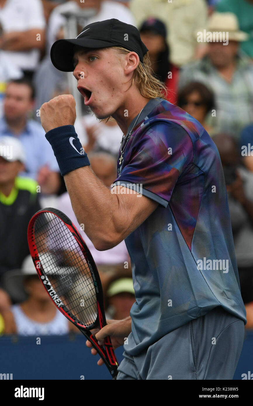 Joueur de tennis canadien Denis Shapovalov en action au cours de la qualification des hommes des célibataires Round 3 au sein de l'US Open 2017 Tennis Championships, à New York, U Banque D'Images