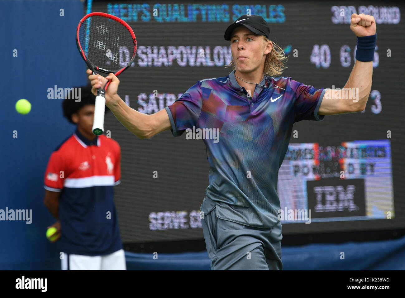 Joueur de tennis canadien Denis Shapovalov en action au cours de la qualification des hommes des célibataires Round 3 au sein de l'US Open 2017 Tennis Championships, à New York, U Banque D'Images