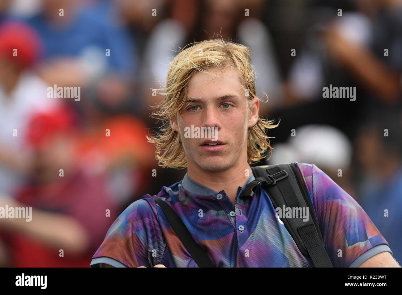 Joueur de tennis canadien Denis Shapovalov en action au cours de la qualification des hommes des célibataires Round 3 au sein de l'US Open 2017 Tennis Championships, à New York, U Banque D'Images