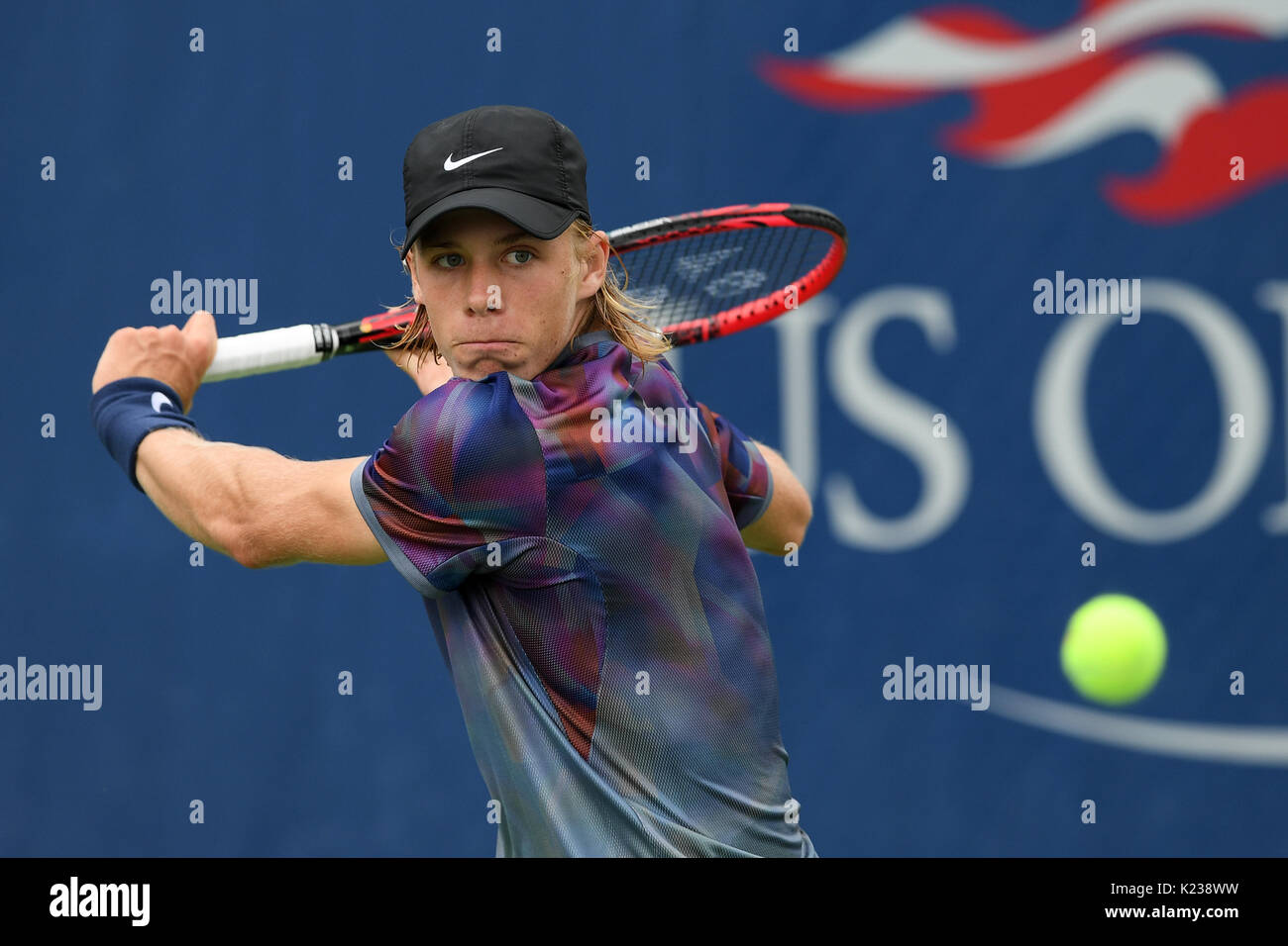 Joueur de tennis canadien Denis Shapovalov en action au cours de la qualification des hommes des célibataires Round 3 au sein de l'US Open 2017 Tennis Championships, à New York, U Banque D'Images