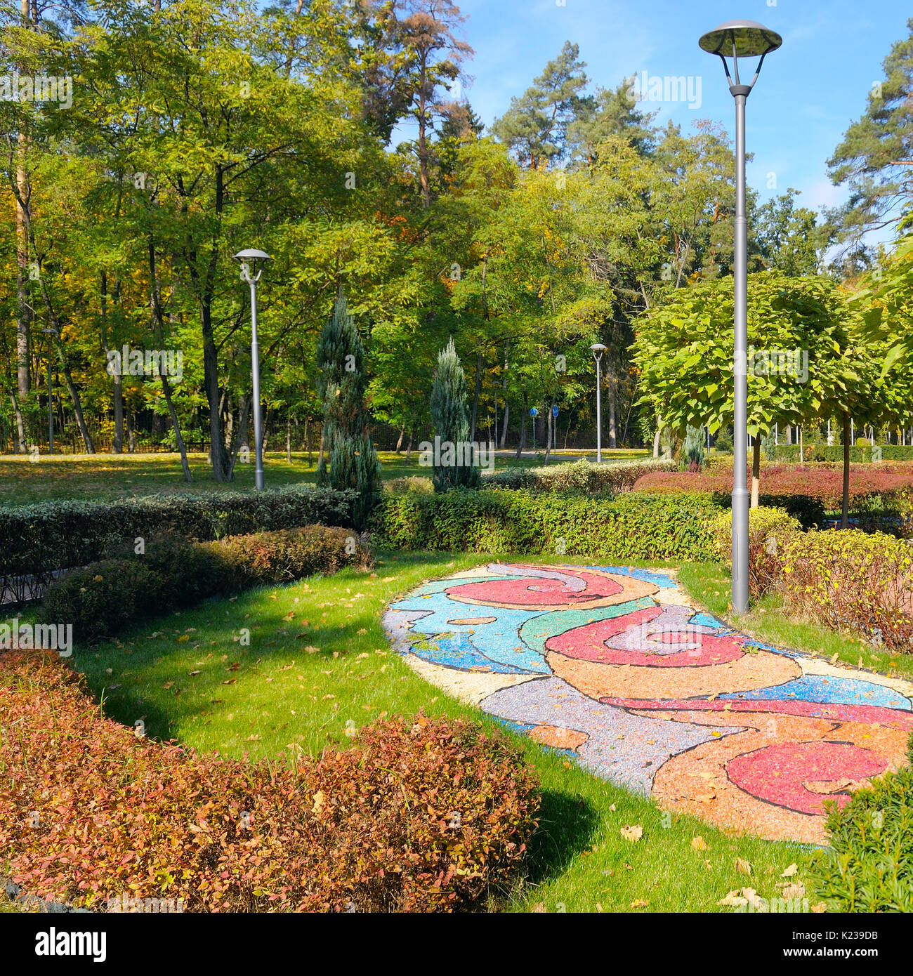 Beau parc d'été avec lampe de rue Banque D'Images