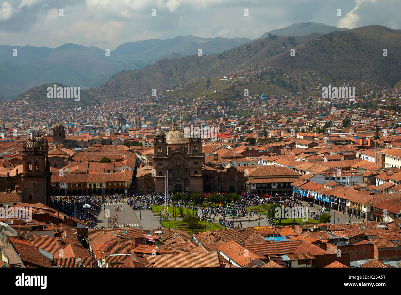 Iglesia de la Compania, les gens à la Plaza de Armas, et toits en terre cuite, Cusco, Pérou, Amérique du Sud Banque D'Images