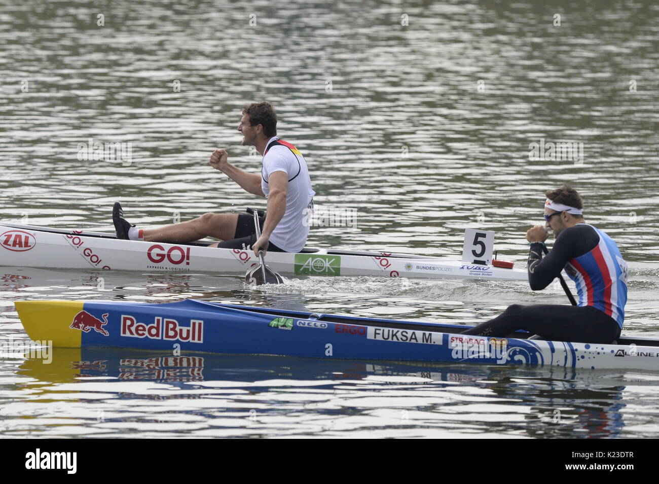 SEBASTIAN BRENDEL (à gauche, en Allemagne, en premier lieu des hommes C1 1000 m course finale) et Martin FUKSA (République tchèque, la deuxième place) sont vus au cours de la 2017 Championnats du monde de sprint en canoë à Racice, République tchèque, le 26 août 2017. (Photo/CTK Katerina Sulova) Banque D'Images