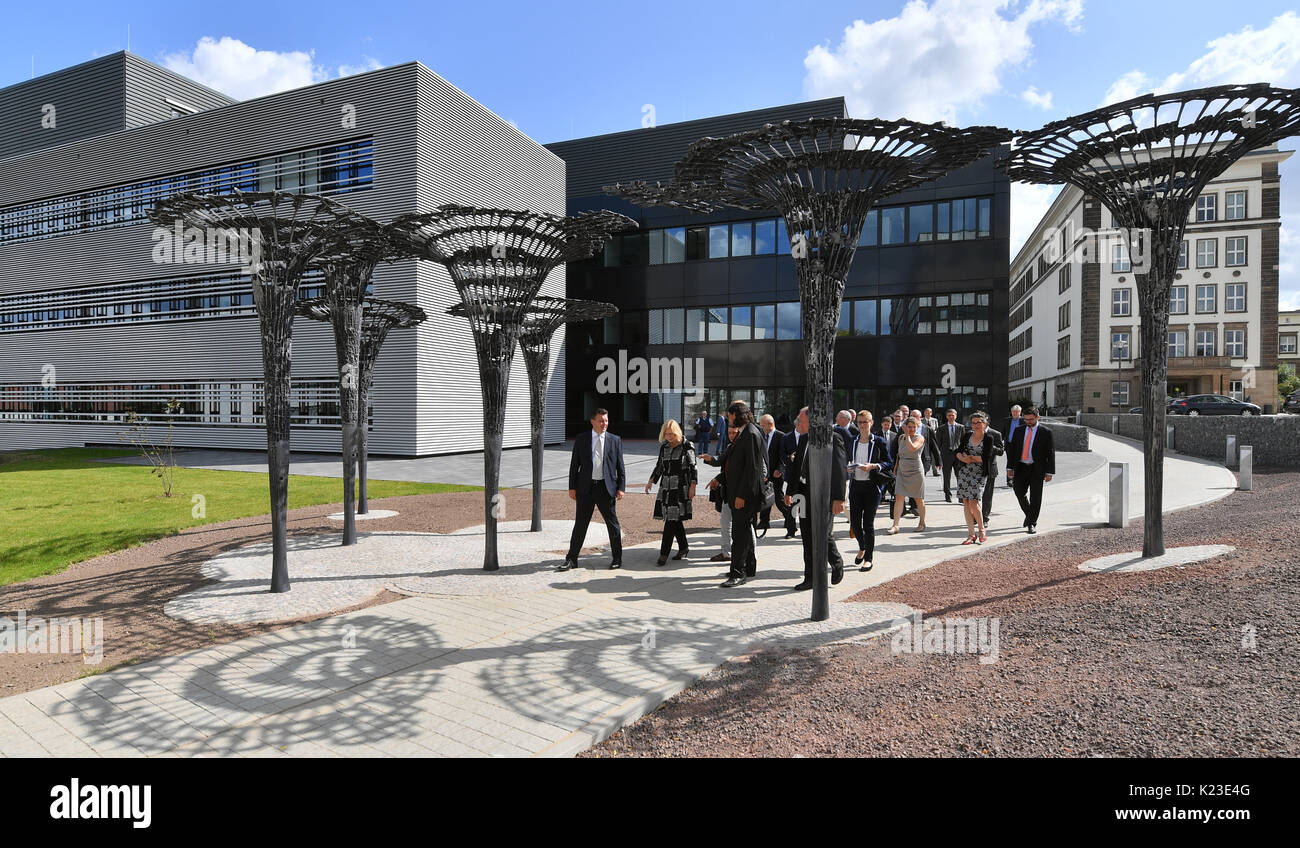 Saale, Allemagne. Août 28, 2017. Vue de la nouvelle protéine centre 'Charles Tanford' de l'Université Martin Luther de Halle-Wittenberg Halle/Saale, Allemagne, 28 août 2017. La protéine centre offre l'espace pour les laboratoires et les bureaux pour les douze groupes de projet par les facultés des sciences naturelles ainsi que la faculté de médecine de l'université. Les coûts pour le nouveau bâtiment de recherche et d'environ 5 400 mètres carrés somme jusqu'à environ 40 millions d'euros. Photo : Hendrik Schmidt/dpa-Zentralbild/dpa dpa : Crédit photo alliance/Alamy Live News Banque D'Images