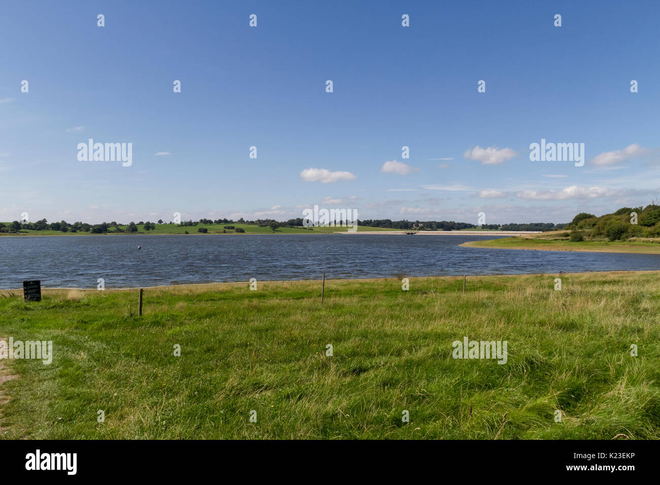 Réservoir Blithfield, Staffordshire, Royaume-Uni. Août 28, 2017. Sommaire d'un pittoresque Blithfield réservoir sur une rive ensoleillée lundi férié, populaire auprès des touristes. C'était à côté de la scène d'un avion léger accident d'avion dans le petit village de Abbots Bromley. Un avion avec une personne à bord s'est écrasé dans un champ de maïs et le causalty-air a été levé à Stoke Royale hôpital pour traitement. Réservoir Blithfield, les Abbés Bromley, Staffordshire, Royaume-Uni. 28 août 2017. Crédit : Richard Holmes/Alamy Live News Banque D'Images