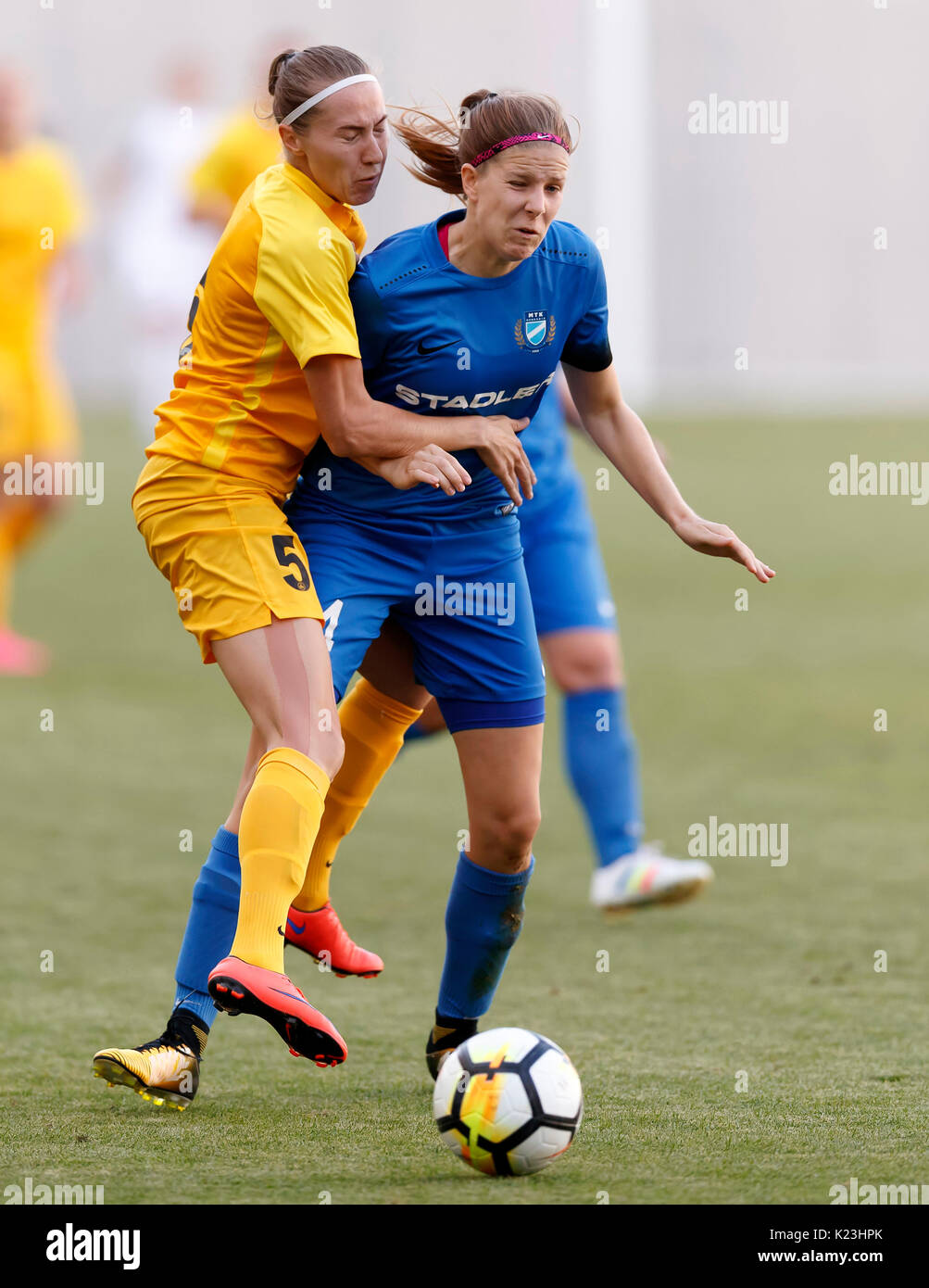 Budapest, Hongrie. Août 28, 2017. Lilla Turanyi (L) de la MTK Hungaria FC s'Babshuk Yekaterina # 5 du CMA BIIK-Kazygurt au cours de l'UEFA Women's Champions League match de qualification entre MTK Hungaria FC et WFC BIIK-Kazygurt à Nandor Hidegkuti Stadium le 28 août 2017 à Budapest, Hongrie. Credit : Laszlo Szirtesi/Alamy Live News Banque D'Images