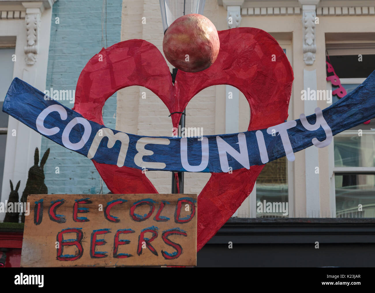 Notting Hill, Londres, Royaume-Uni, le 28 août 2017. Les participants et les fêtards s'apprécier le carnaval de Notting Hill sur une belle journée chaude et ensoleillée dans l'ouest de Londres.Le carnaval de Notting Hill est la plus grande fête de rue de Londres pour célébrer le patrimoine multiculturel de la communauté des Caraïbes et depuis 1964 dans le quartier de Notting Hill, Ladbroke Grove et Westbourne Park. Credit : Imageplotter News et Sports/Alamy Live News Banque D'Images