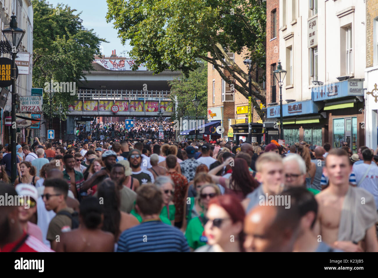 Notting Hill, Londres, Royaume-Uni, le 28 août 2017. Un très encombré Portobello Road. Les participants et les fêtards s'apprécier le carnaval de Notting Hill sur une belle journée chaude et ensoleillée dans l'ouest de Londres.Le carnaval de Notting Hill est la plus grande fête de rue de Londres pour célébrer le patrimoine multiculturel de la communauté des Caraïbes et depuis 1964 dans le quartier de Notting Hill, Ladbroke Grove et Westbourne Park. Credit : Imageplotter News et Sports/Alamy Live News Banque D'Images