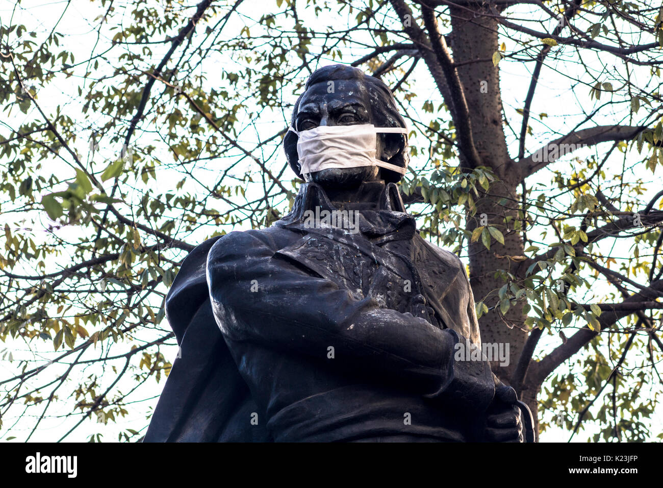 Sao Paulo, Brésil, le 28 août 2017. Sculpture de Francisco de Miranda, à la place du cycliste, dans la région de l'Avenue Paulista, à São Paulo city, est vu avec un masque chirurgical dans une protestation contre un projet de loi de la conseiller Milton Leite, qui a l'intention de reporter le remplacement de la flotte de bus de la ville de São Paulo par des véhicules de l'énergie propre Banque D'Images