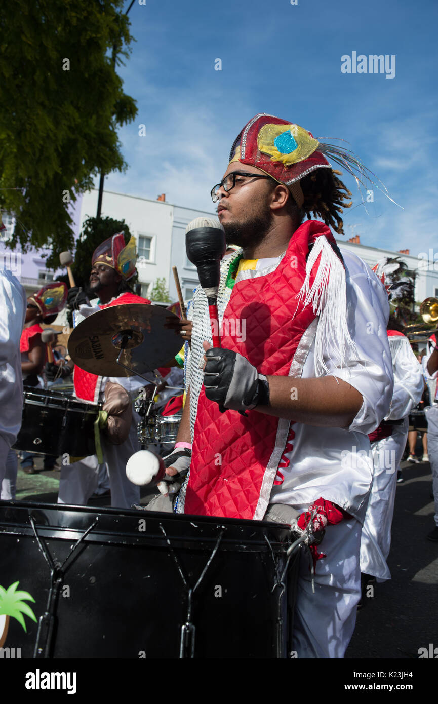 Londres, Royaume-Uni. Août 28, 2017. Le Notting Hill Carnival 2017 parade dans les rues. Le carnaval a attiré les foules pour voir les costumes colorés et d'écouter la musique comme il a défilé autour des rues de Notting Hill, à Londres. Andrew Steven Graham/Alamy Live News Banque D'Images