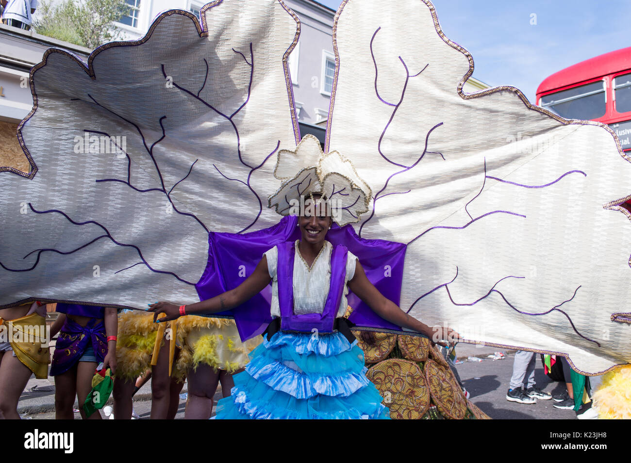 Londres, Royaume-Uni. Août 28, 2017. Le Notting Hill Carnival 2017 parade dans les rues. Le carnaval a attiré les foules pour voir les costumes colorés et d'écouter la musique comme il a défilé autour des rues de Notting Hill, à Londres. Interprète dans un grand costume. Andrew Steven Graham/Alamy Live News Banque D'Images