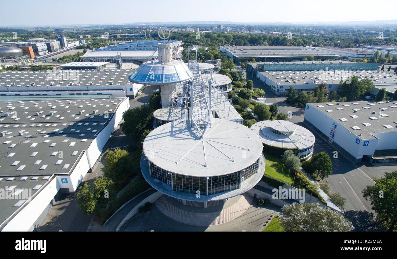 Hanovre, Allemagne. Août 28, 2017. Vue sur le Convention Center au parc des expositions de Hanovre, Allemagne, 28 août 2017. (Photo prise avec un bourdon). Comme la reconstruction de l'état le parlement en Basse-saxe ne sera pas fait à temps pour l'État aux élections au Parlement européen, un nouvel emplacement pour l'élection de studios les chaînes publiques ARD et ZDF est nécessaire. La Foire de Hanovre ('Messe Hannover') est un site potentiel. Photo : Julian Stratenschulte/dpa/Alamy Live News Banque D'Images