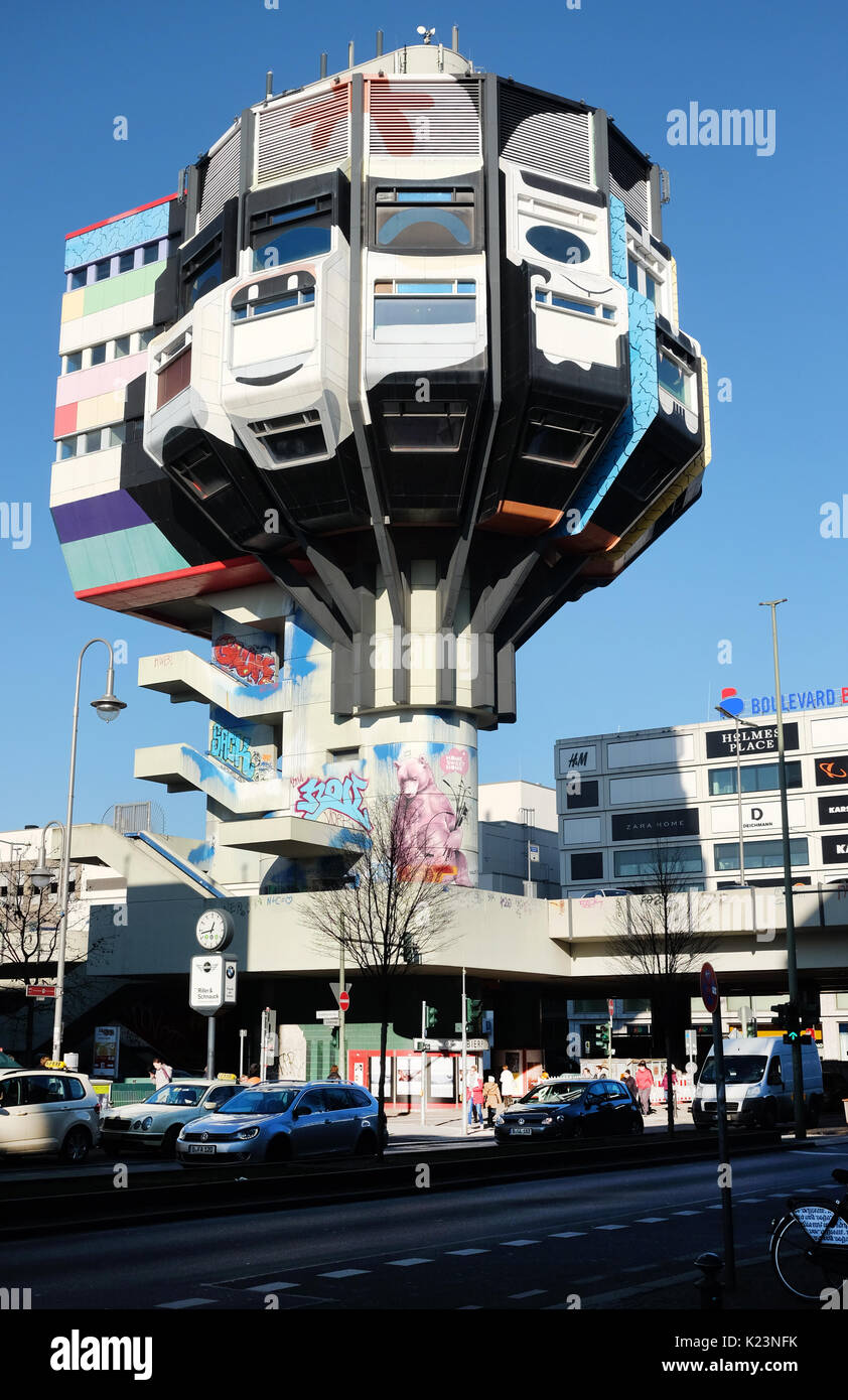 Fichier - Vue sur le bâtiment futuriste de l'Poparchitektur à partir des années 1970, le soi-disant "Bierpinsel" (lit. 'Beer'), photographié dans le quartier de Steglitz à Berlin, Allemagne, 27 janvier 2017. Le restaurant 'tour' Bierpinsel est à la recherche d'un nouveau propriétaire. Plusieurs acheteurs potentiels ont annoncé l'intérêt, l'agence immobilière BERLIN Sothebysrealty le dpa a dit mardi. Photo : Jens Kalaene Zentralbild-/dpa/afp Banque D'Images