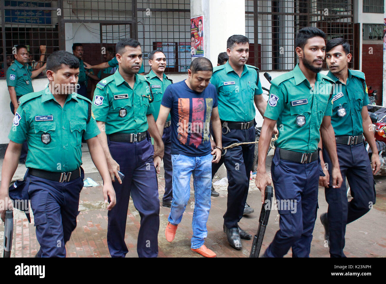 Dhaka, Bangladesh. Août 29, 2017. Le personnel de sécurité du Bangladesh escort Sohel Rana, propriétaire de l'immeuble Rana Plaza, après une comparution en cour à Dhaka le 29 août 2017. Une cour du Bangladesh le 29 août le propriétaire du Rana Plaza emprisonné pendant trois ans pour corruption ; la première de nombreuses accusations portées contre lui après l'usine de confection de vêtements s'est effondré en 2013 et complexes ont tué plus de 1 130 personnes. Credit : SK Hasan Ali/Alamy Live News Banque D'Images