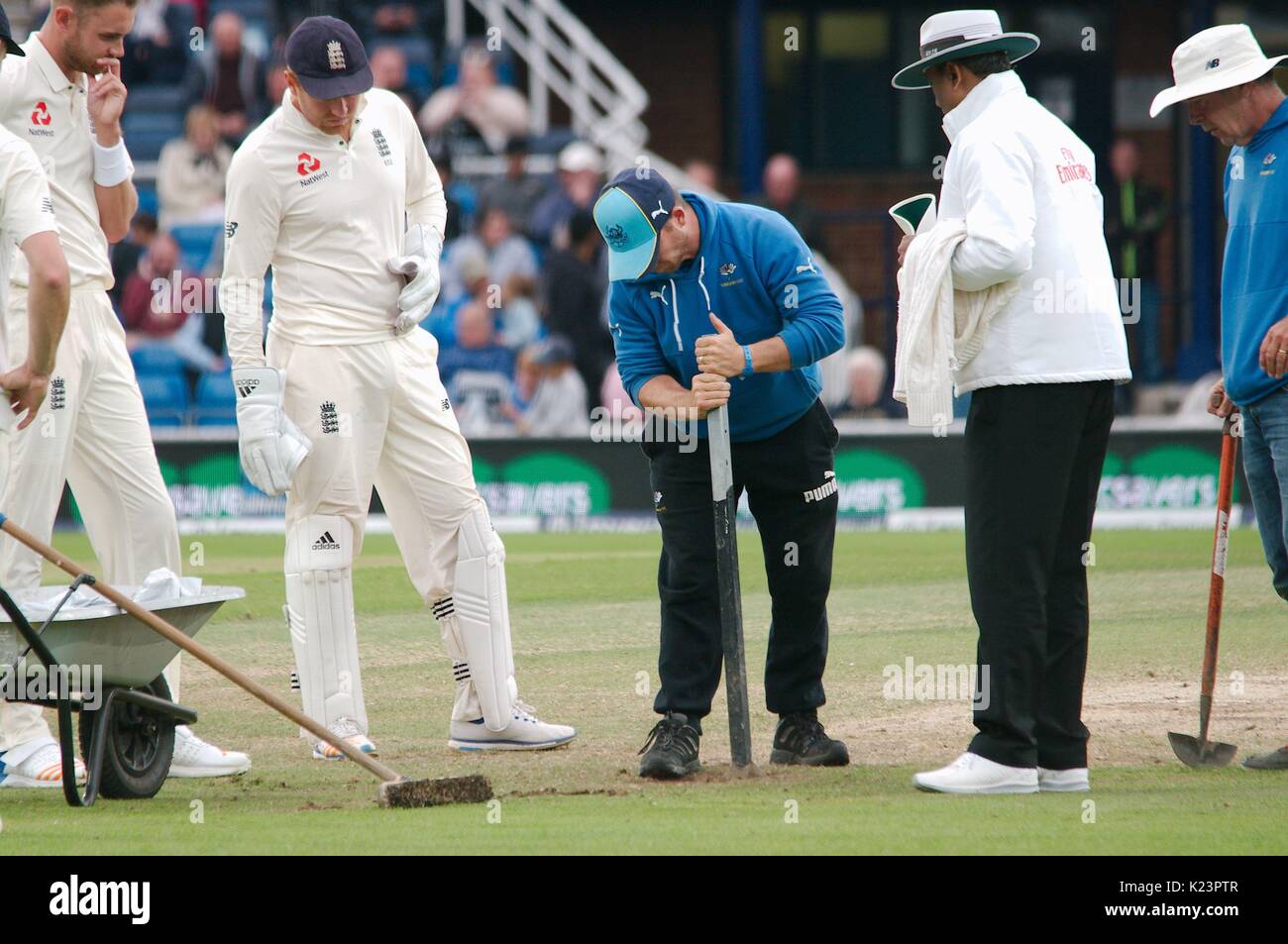 Leeds, UK. Août 29, 2017. Le personnel au sol de la réparation de l'exécution du quilleur pendant le dernier jour du deuxième test-match Investec à Headingley Cricket Ground. Crédit : Colin Edwards/Alamy Live News Banque D'Images