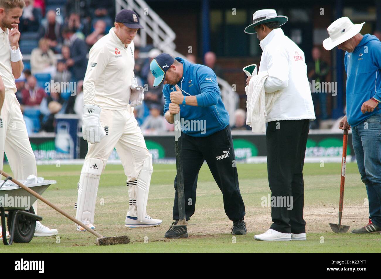 Leeds, UK. Août 29, 2017. Le personnel au sol de la réparation de l'exécution du quilleur pendant le dernier jour du deuxième test-match Investec à Headingley Cricket Ground. Crédit : Colin Edwards/Alamy Live News Banque D'Images