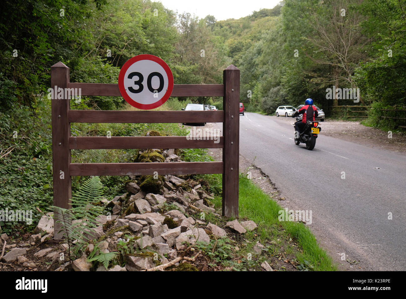 Cheddar, Somerset, Royaume-Uni. Le 29 août, 2017.Nouvelle limite de vitesse de 30 mi/h signes dans les gorges de Cheddar, cheddar, Somerset, Angleterre. Placé dans une tentative pour ralentir les jeunes des groupes de pilotes du soir dans leurs voitures modifiées/sur mesure Crédit : Timothy Gros/Alamy Live News Banque D'Images