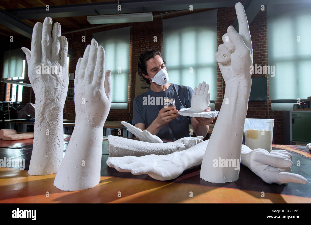 Dirk Sorge, éducateur de musée au Musée Industriel à Chemnitz travaille sur un modèle en plâtre à Chemnitz, Allemagne, 22 août 2017. Le Musée Industriel Saxonian travaille actuellement sur une nouvelle exposition spéciale "gestes - Hier, aujourd'hui, l'après-demain", en coopération avec l'Université de Chemnitz et l'Ars Electronica Futurelab à partir de l'Autriche. Les mains et le langage des choses s'affiche, du 17 novembre, avec l'ajout d'installations interactives à l'historique des expositions. Artwork qui traite des signes humains seront également affichés. Photo : Hendrik Schmidt/dpa-Zentra Banque D'Images