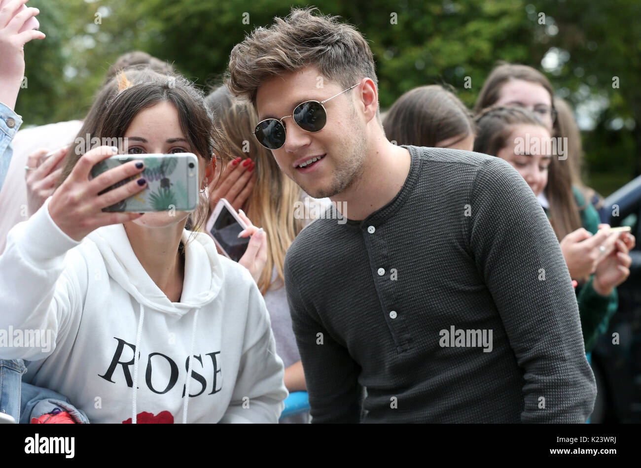 Dublin, Irlande. 30 août 2017. Niall Horan s'arrête pour prendre des autoportraits avec fans comme il arrive au centre de Radio RTE à Dublin où il a exécuté un concert intime aujourd'hui après le début de sa tournée en solo la nuit dernière. Crédit photo : Laura Hutton/Alamy Live News. Banque D'Images