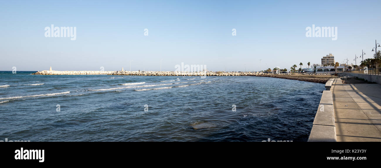 Vue de remblai de Larnaca et MacKenzie Marina en arrière-plan, Chypre Banque D'Images