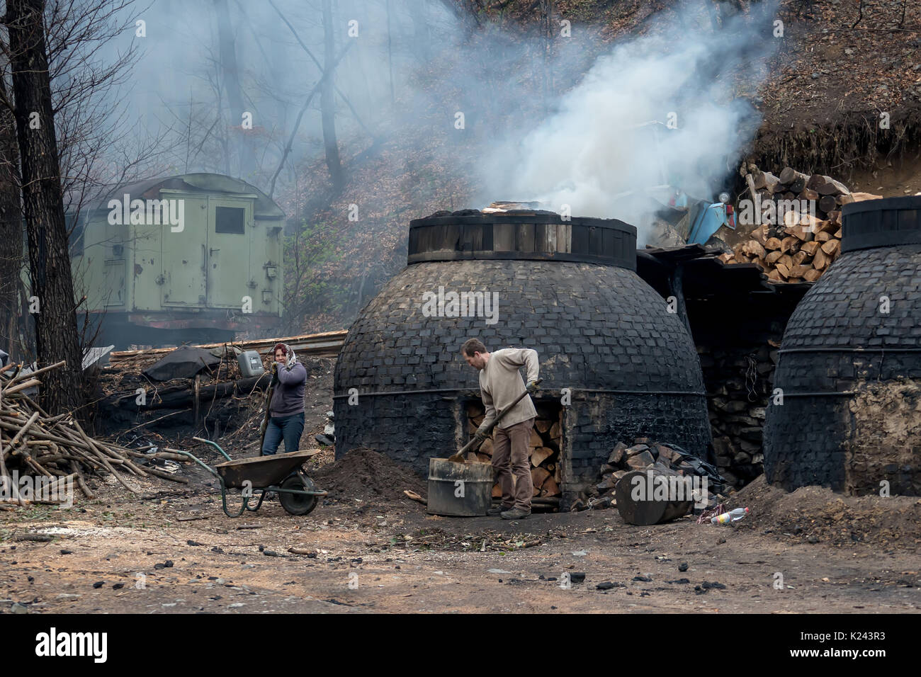 Klokocevac, Serbie - Mars 24, 2016 : La production de charbon de bois d'une façon traditionnelle dans la forêt à l'aide de bois de hêtre Banque D'Images