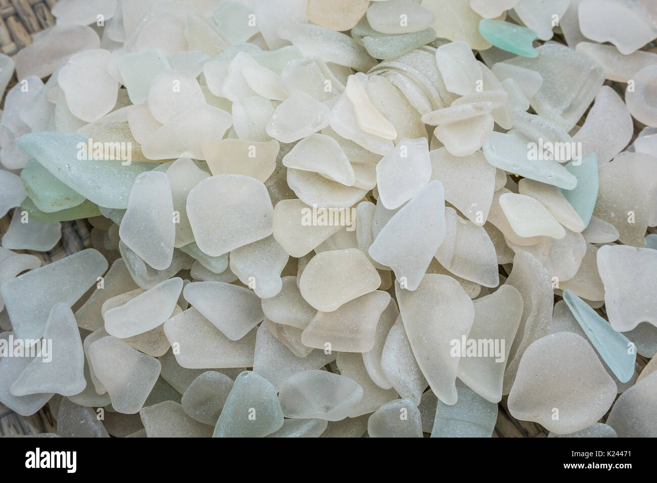 Close up of sea porté blanc et opaque sea glass collection. Des morceaux de verre provenant de la mer plages écossaises, Ecosse, Royaume-Uni Banque D'Images