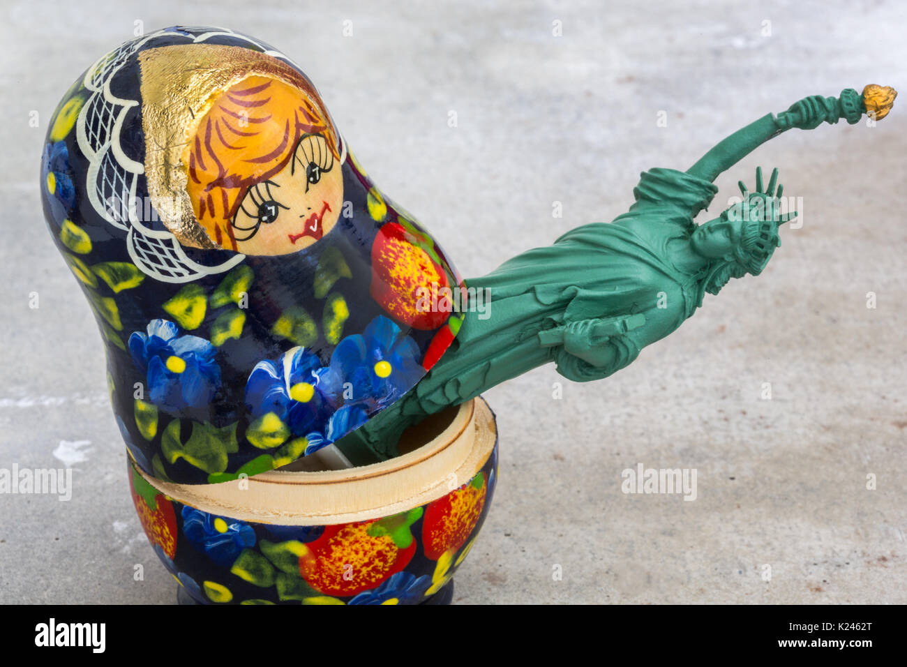 Un modèle de la statue de la liberté à l'intérieur d'une poupée matriochka russe (concept) Banque D'Images