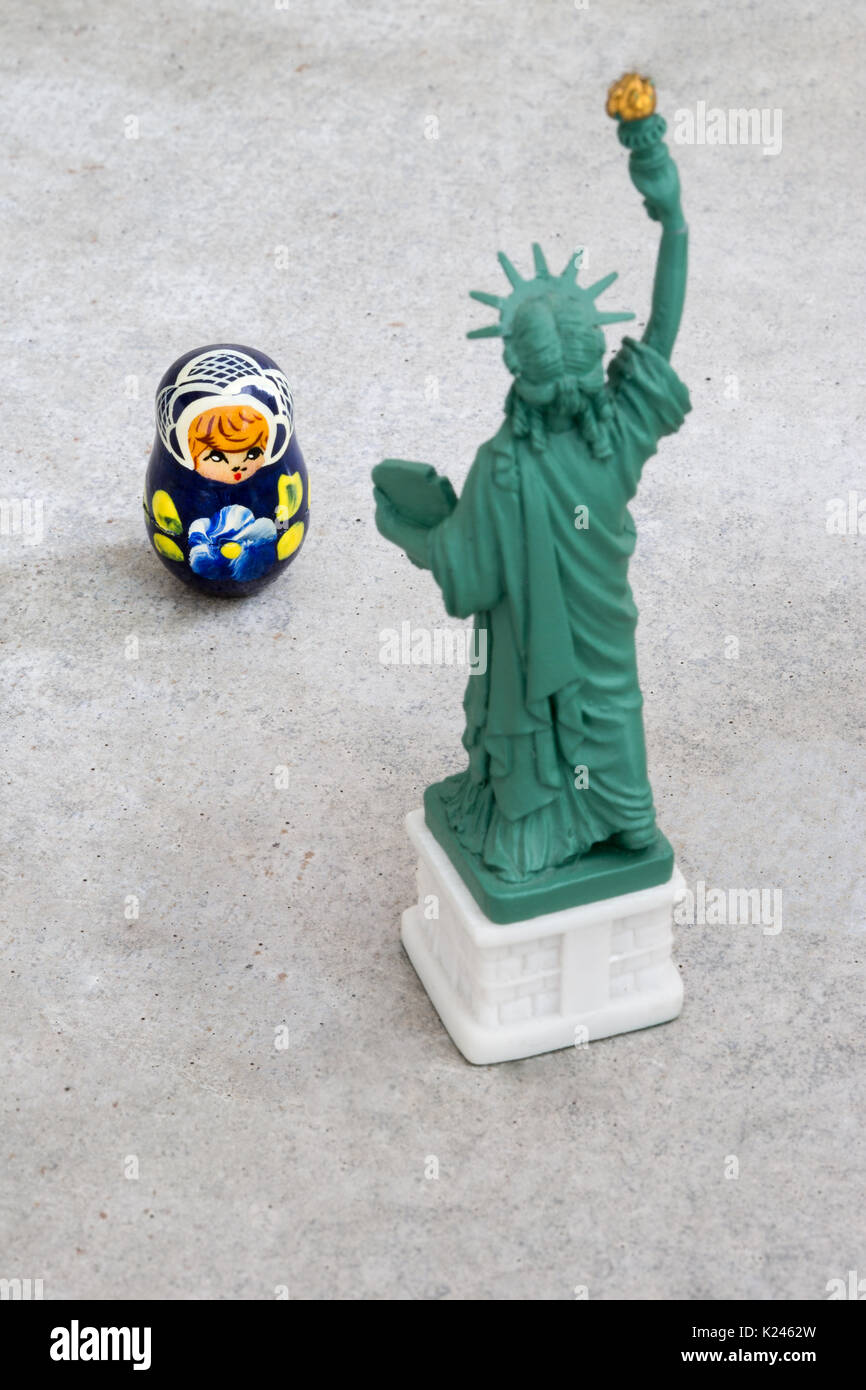Un modèle de la statue de la liberté qui est à la recherche d'une petite poupée matriochka russe avec l'accent mis sur la poupée matriochka (concept) Banque D'Images