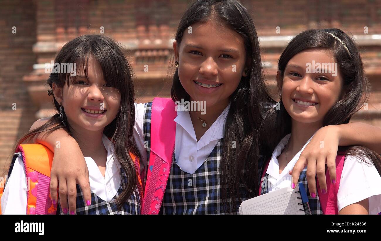 Jolies filles et l'amitié portant des uniformes scolaires Banque D'Images