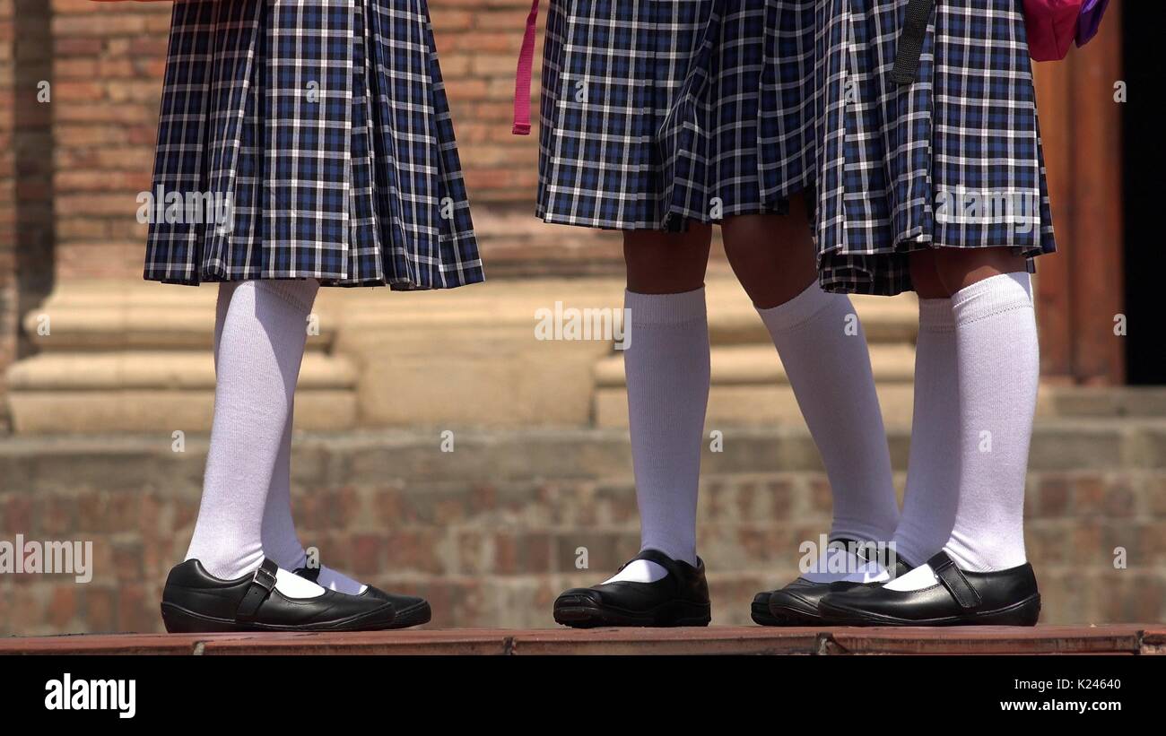 Catholic School Girls avec jupes et chaussettes blanches Banque D'Images