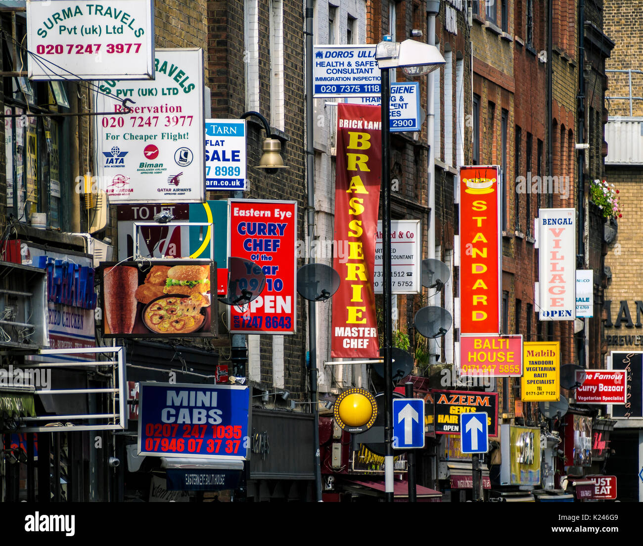 LONDRES, Royaume-Uni - 11 OCTOBRE 2015 : panneaux colorés le long de Brick Lane dans l'extrémité est Banque D'Images